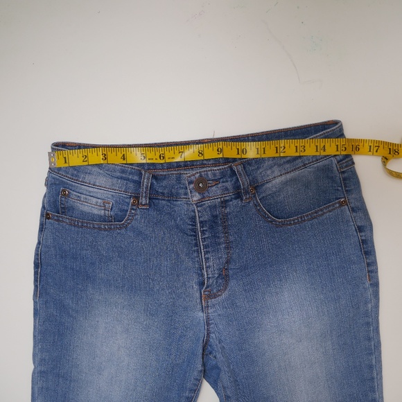 Embroidered Cut Off Jeans - Picture 2 of 8